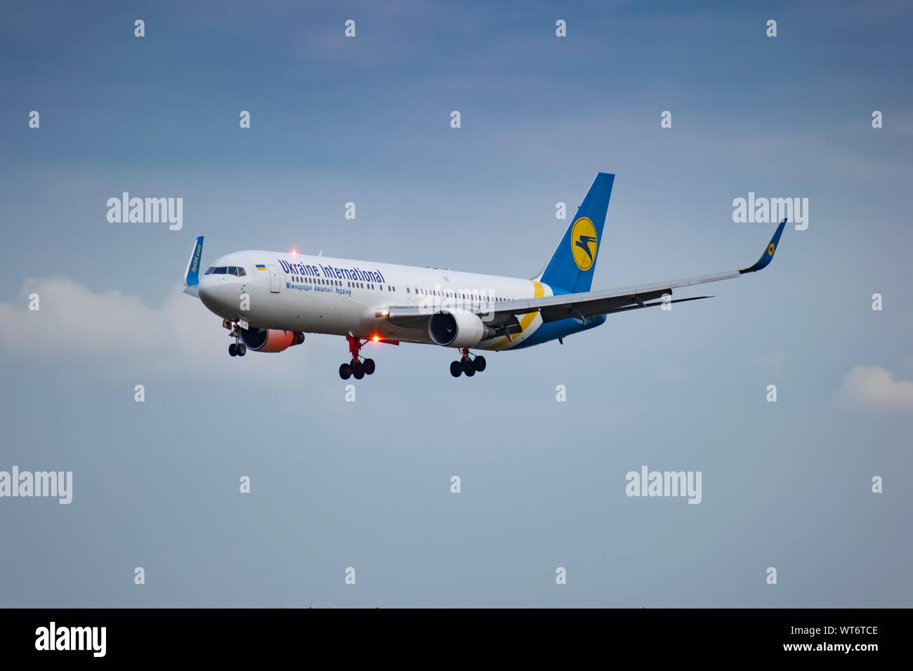 Boryspil, Ucraina - 3 Agosto 2019: Ukraine International Airlines Boeing 767 è langing in aeroporto Foto Stock