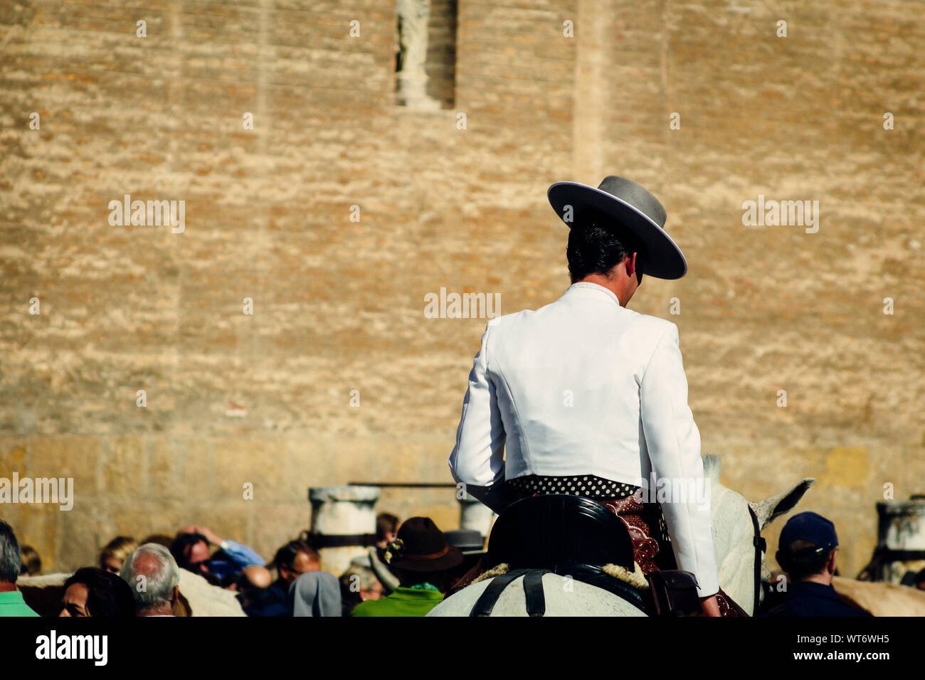 Uomo a cavallo indossando Cordobes e traje corto, Siviglia, Spagna Foto Stock