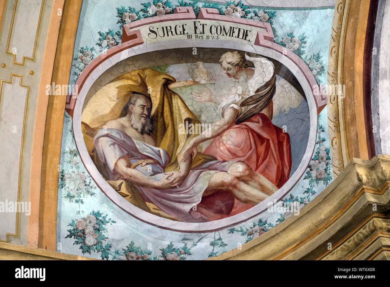 Un angelo del Signore si sveglia Elia, affresco sul soffitto di San Giovanni Battista a Zagabria in Croazia Foto Stock