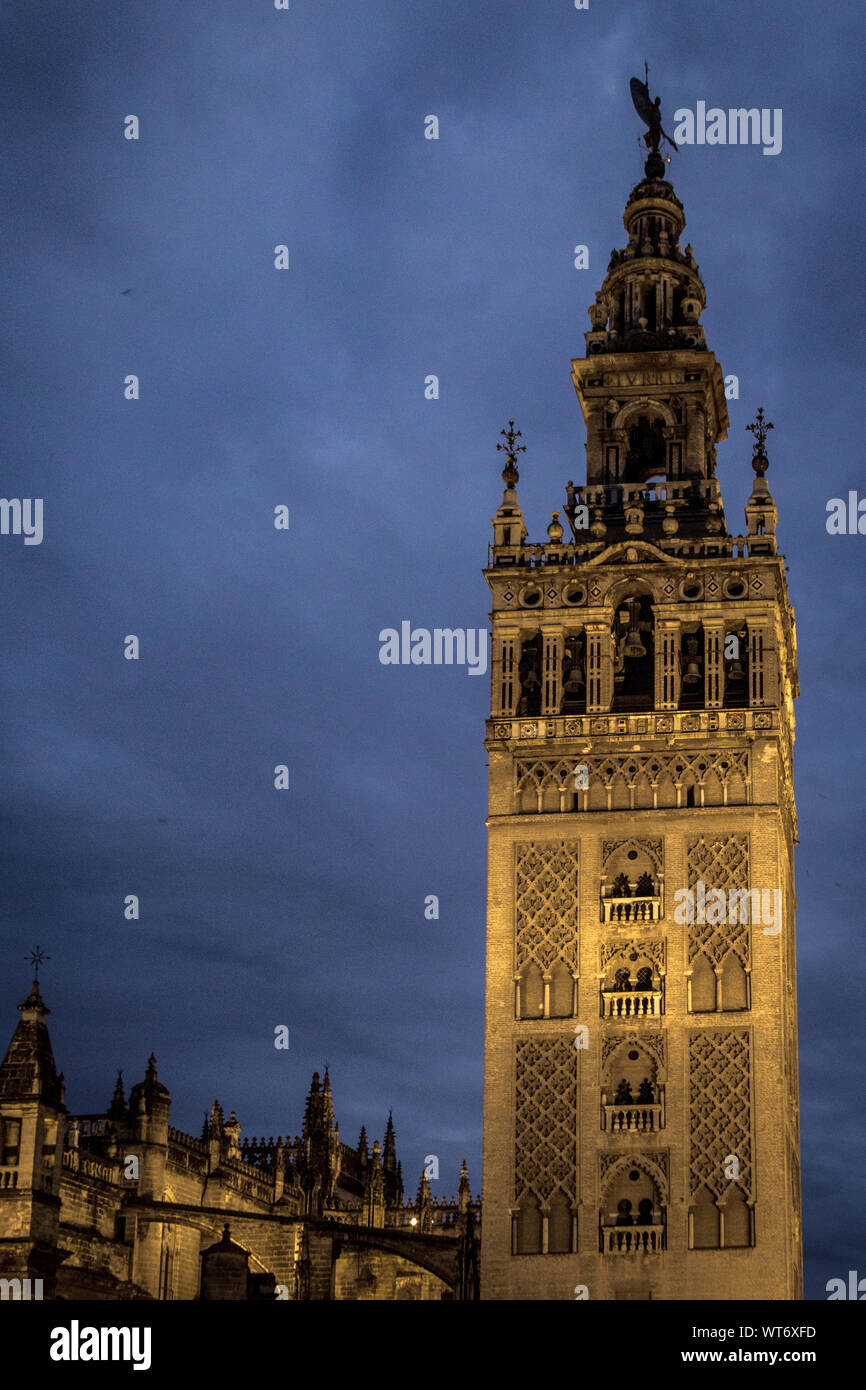 La Giralda torre campanaria al crepuscolo, Siviglia, Spagna Foto Stock