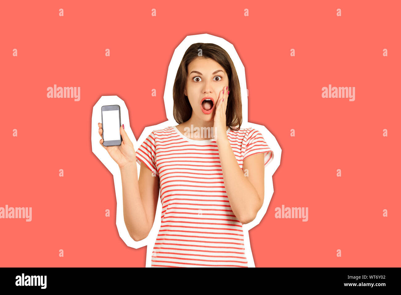 Ritratto di un scioccato la ragazza con una bocca aperta che mostra un fustellato telefono cellulare schermo. ragazza emotiva rivista stile collage alla moda e colore di sfondo. Foto Stock