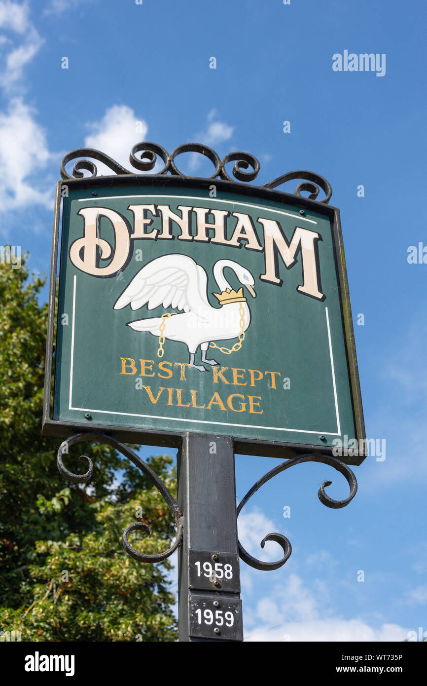 Segno di villaggio sul verde, villaggio Road, Denham, Buckinghamshire, Inghilterra, Regno Unito Foto Stock