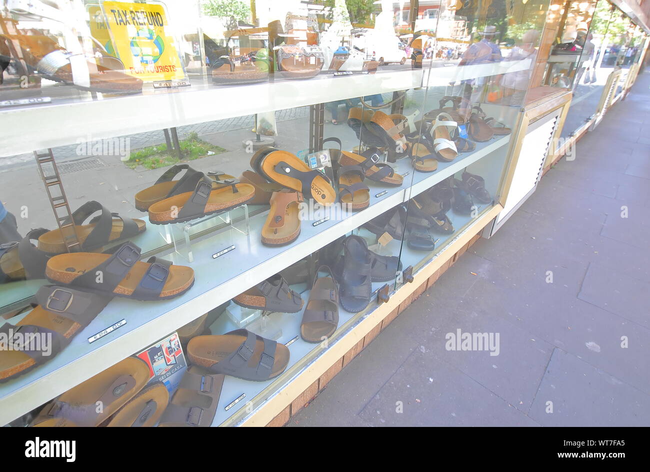 Sunder shies display su Cola di Rienzo via dello shopping a Roma Italia Foto Stock