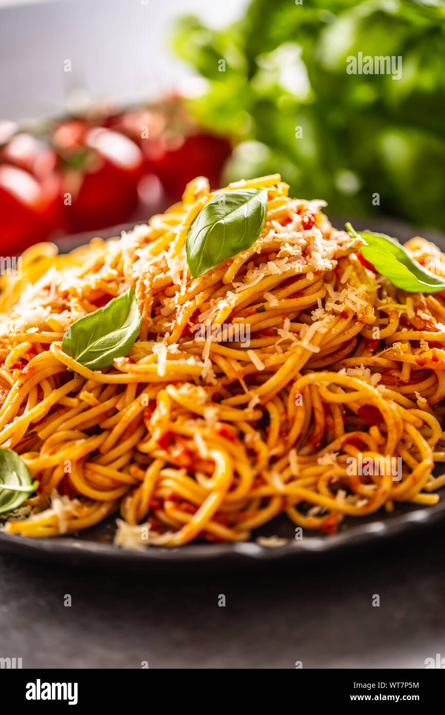 Pasta spaghetti toamto e ragù alla bolognese con oilve olio parmigiano e basilico Foto Stock