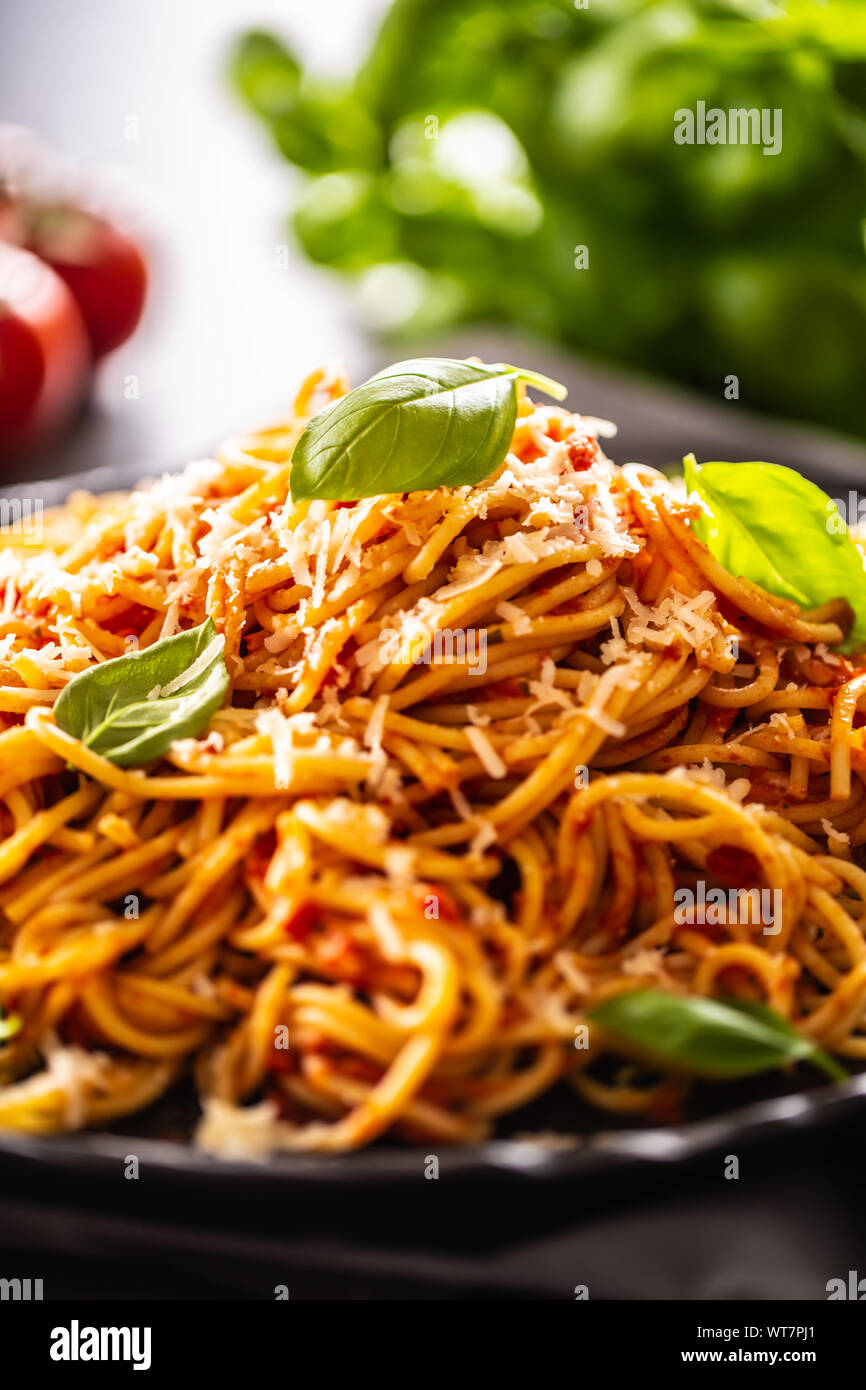 Pasta spaghetti toamto e ragù alla bolognese con oilve olio parmigiano e basilico Foto Stock