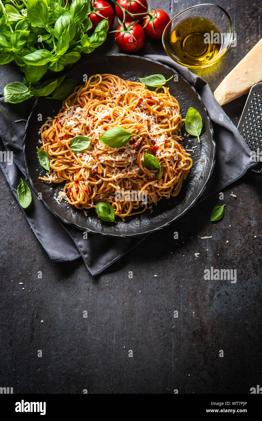 Pasta spaghetti toamto e ragù alla bolognese con oilve olio parmigiano e basilico Foto Stock