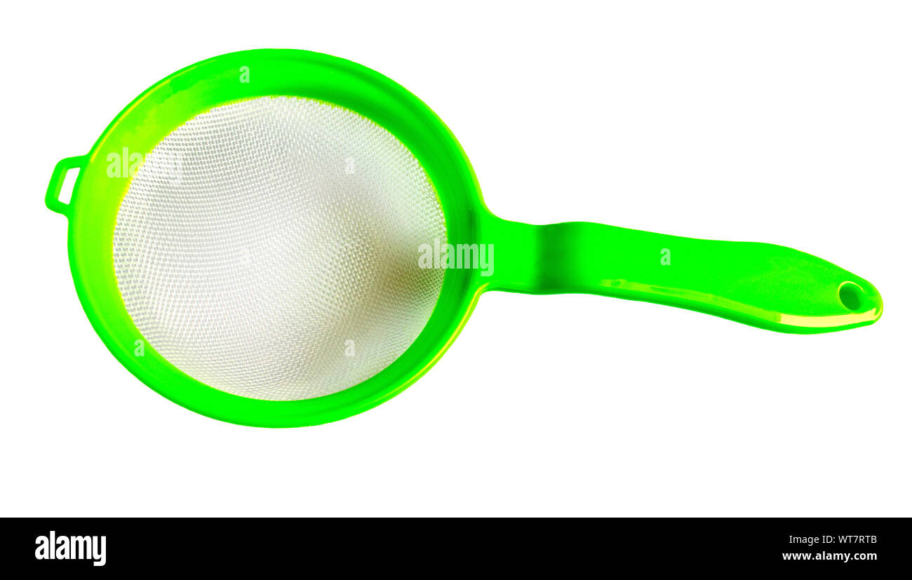 Green Setaccio di plastica isolati su sfondo bianco. Vista dall'alto. Verde scolapasta plastica. Foto Stock