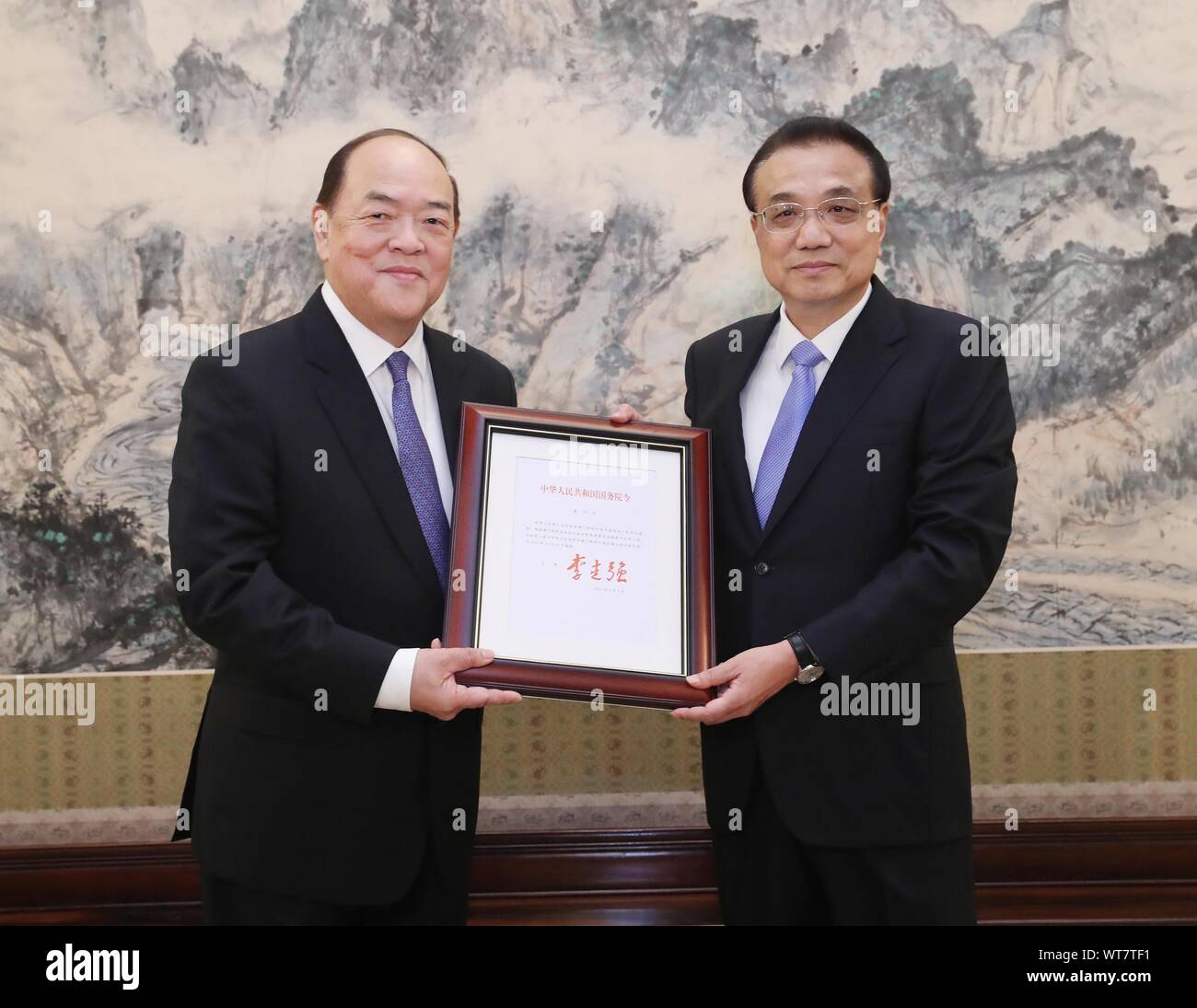 (190911) -- PECHINO, Sett. 11, 2019 (Xinhua) -- il Premier cinese LI Keqiang mani Ho Iat Seng uno stato decreto del Consiglio di nominare lui come il quinto termine chief executive della regione amministrativa speciale di Macao quando incontro con Ho nella leadership centrale composto di Zhongnanhai a Pechino Capitale della Cina, Sett. 11, 2019. (Xinhua/Liu Weibing) Foto Stock