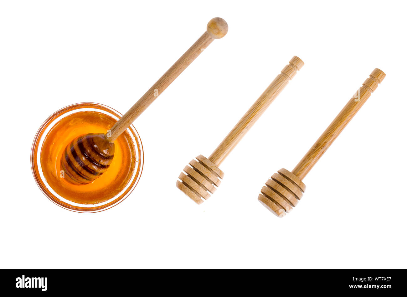 Cucchiai di legno per il miele isolati su sfondo bianco. Foto Studio Foto Stock
