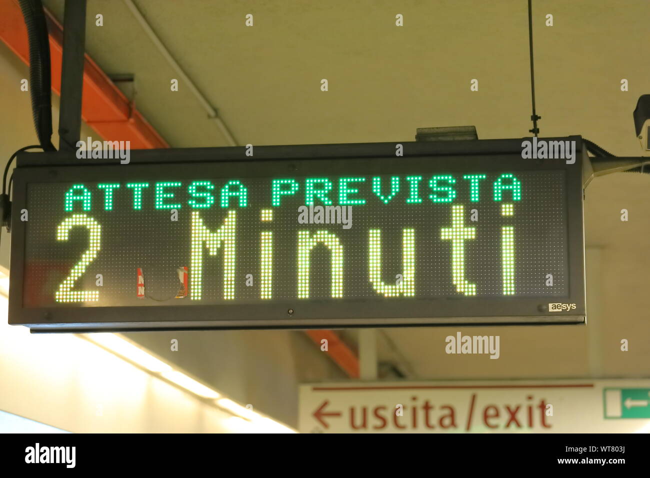 La stazione della metropolitana di informazione visualizza prossima pioggia è dovuto arrivare in 2 minuti a Roma Italia Foto Stock