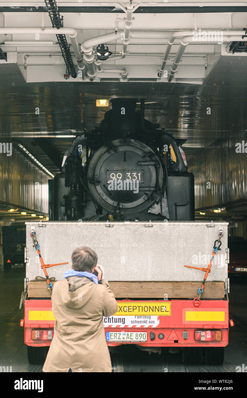 Emden, Germania. Undicesimo Sep, 2019. La storica locomotiva a vapore molli da Kühlungsborn è condotto sul traghetto per le isole nel porto di Emden con un basso-caricatore. La locomotiva sarà trasportata dalla nave all'isola del Mare del Nord di Borkum, dove si provvederà a commutare tra il porto e la città dal 14 al 22 settembre. Credito: Mohssen Assanimoghaddam/dpa/Alamy Live News Foto Stock