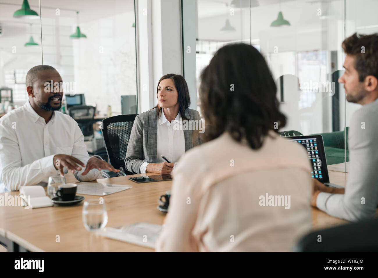 African American businessman di parlare con i colleghi durante una riunione di office Foto Stock