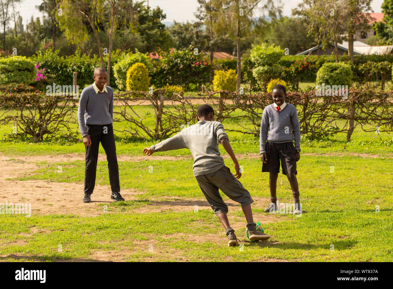 Imani Junior Academy, Nanyuki, contea di Laikipia, Kenya - Giugno 13th, 2019: Candida fotografia di i giovani della scuola i bambini giocano a calcio nel campo a Imani Foto Stock