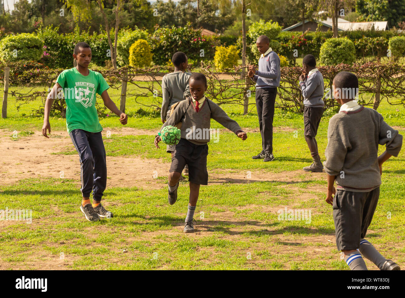 Imani Junior Academy, Nanyuki, contea di Laikipia, Kenya - Giugno 13th, 2019: Candida fotografia di i giovani della scuola i bambini giocano a calcio nel campo a Imani Foto Stock