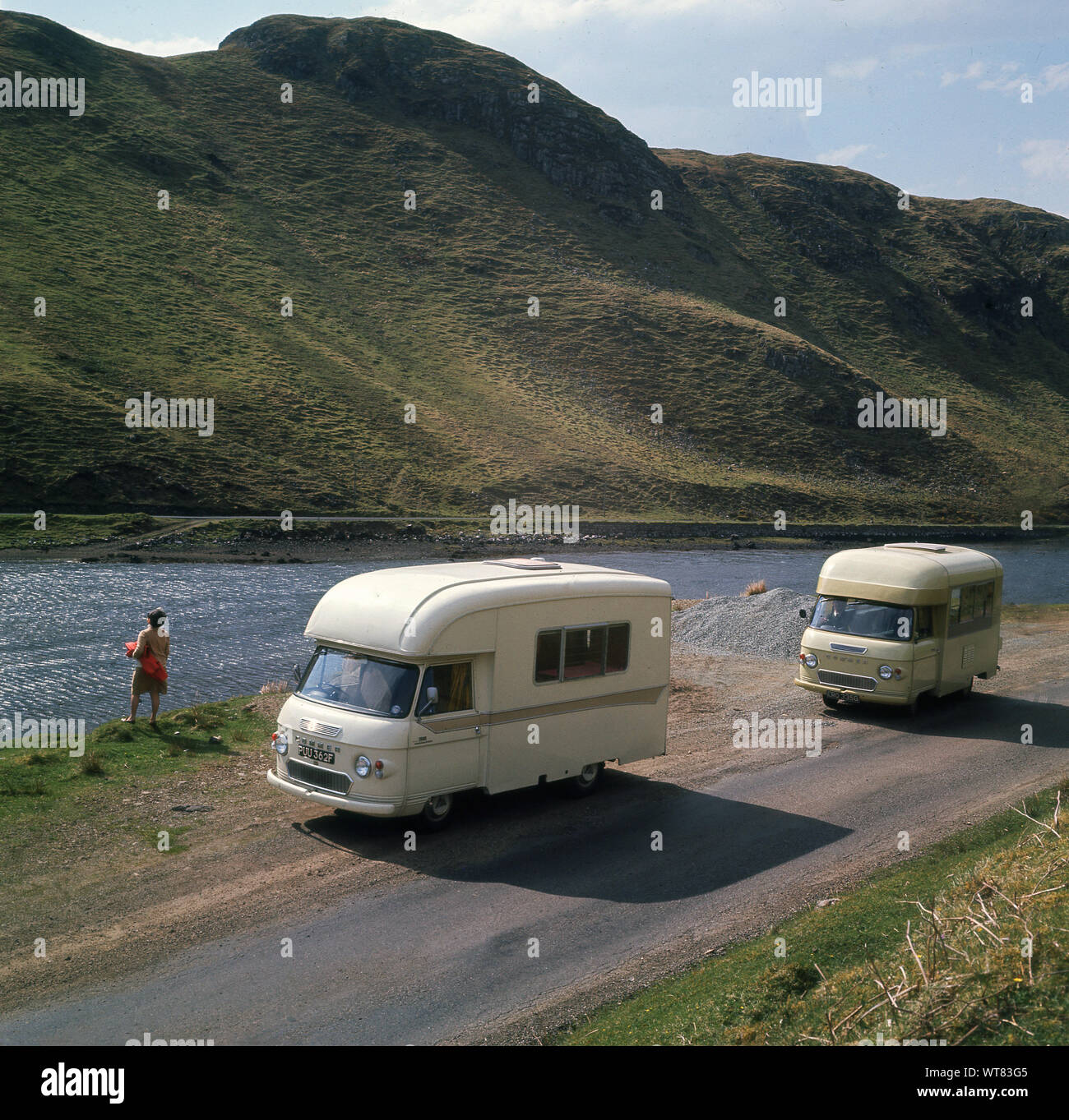 1970, storico, touring highlands scozzesi a Bracadale, Isola di Skye in Scozia. Illustrato nella foto sono due luce gialla Commer camper, un Commer PB "jennings' 2500 roadranger e altro piccolo Commer camper, eventualmente un Commer Highwayman. Foto Stock