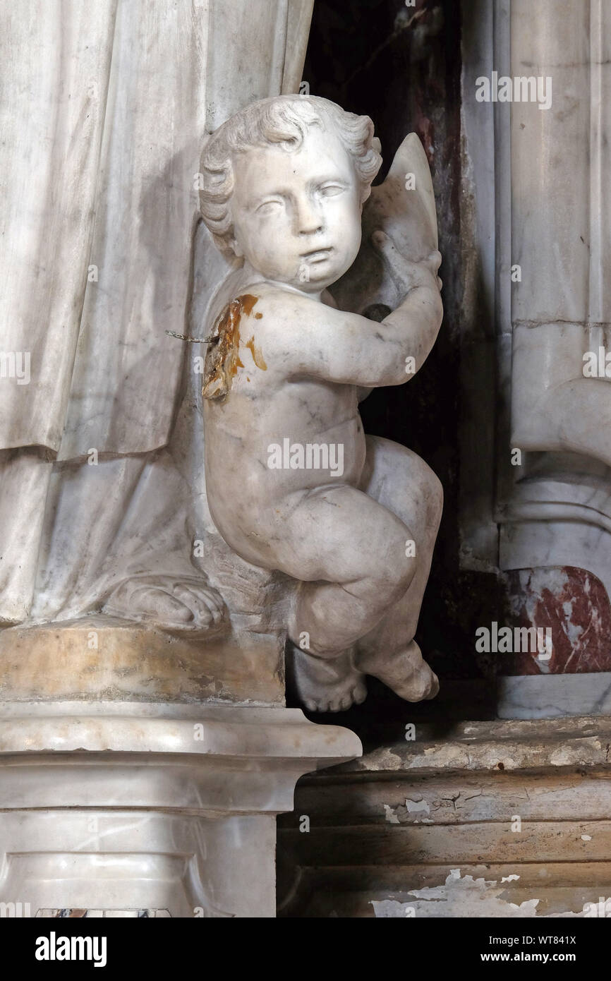 Angelo statua sull'altare di San Francesco di Assisi nella Basilica di San Giovanni Battista a Zagabria in Croazia Foto Stock