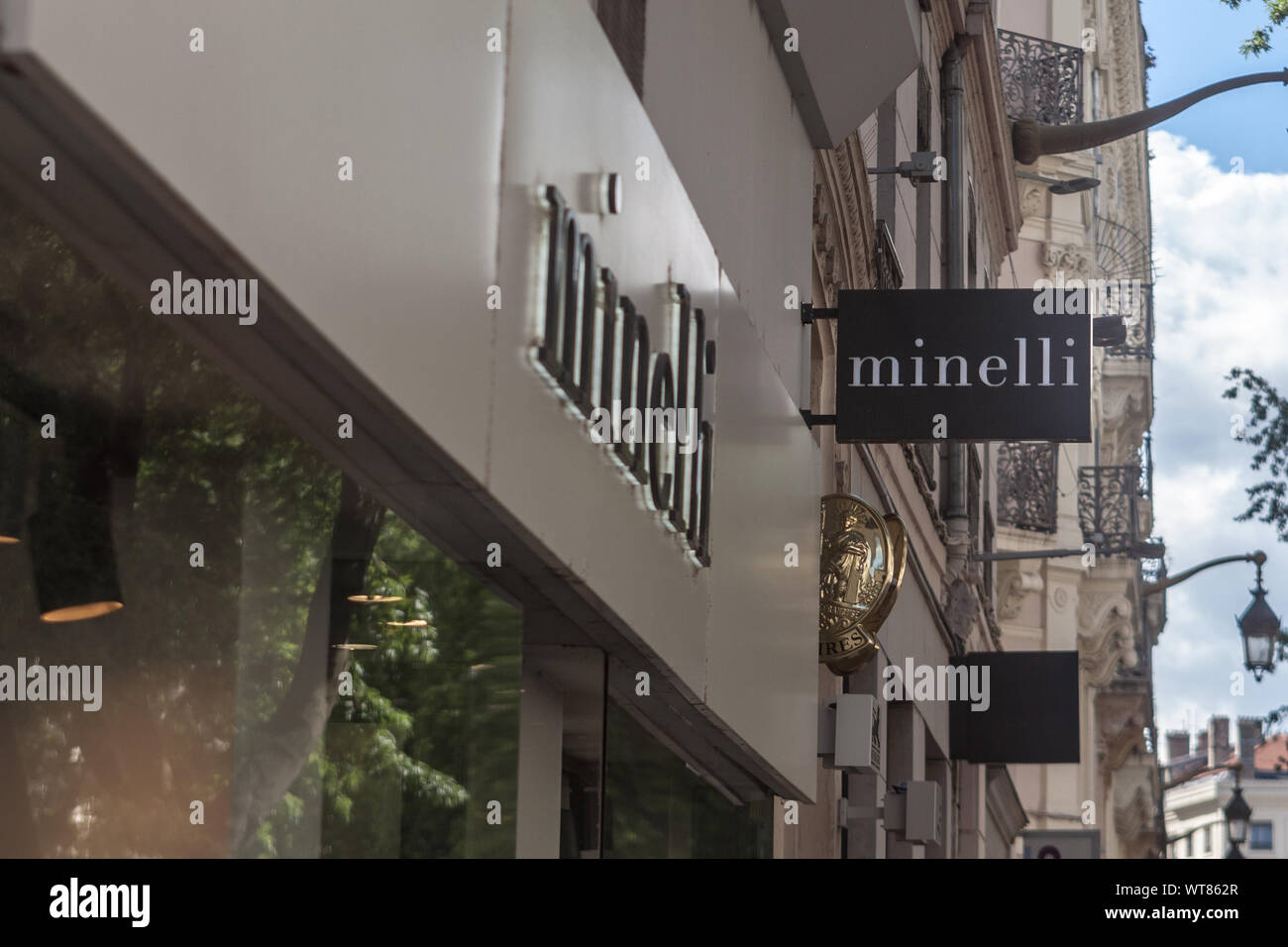 Lione, Francia - 13 luglio 2019: Minelli logo nella parte anteriore del loro negozio per Lione. Parte del gruppo Vivarte, si tratta di una catena francese di moda esercizi speciali Foto Stock
