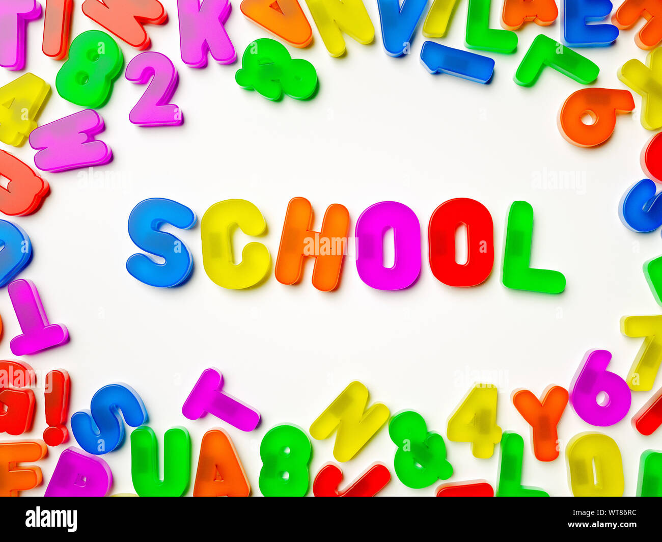 Scuola. Parola. Lettere magnetiche per frigorifero multicolori in plastica che compongono la parola Scuola Foto Stock