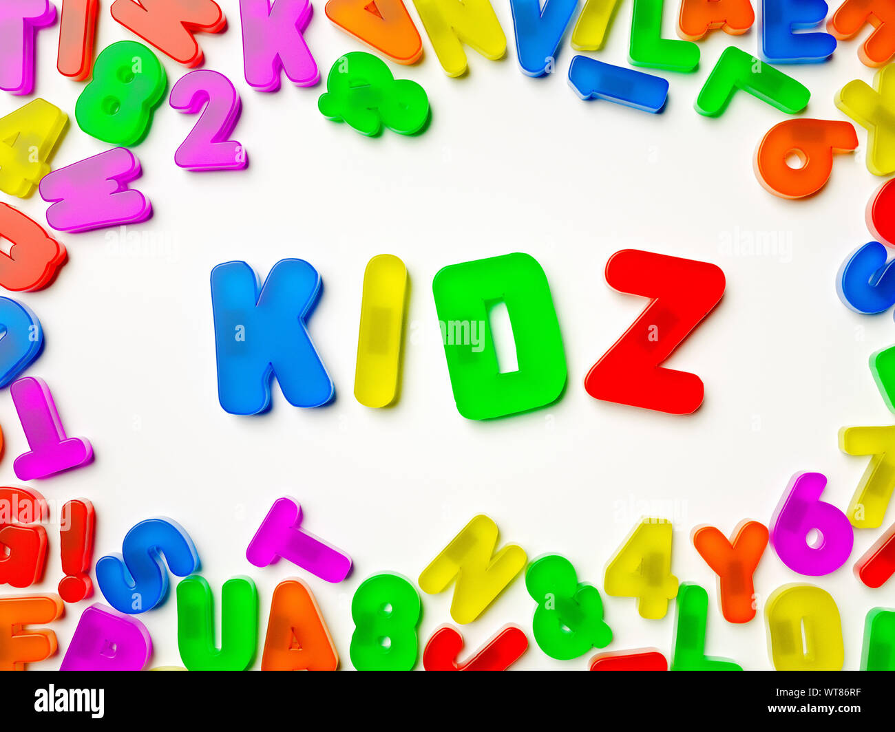 In plastica colorata più magnete frigo alfabeto Kidz per il controllo ortografico Foto Stock