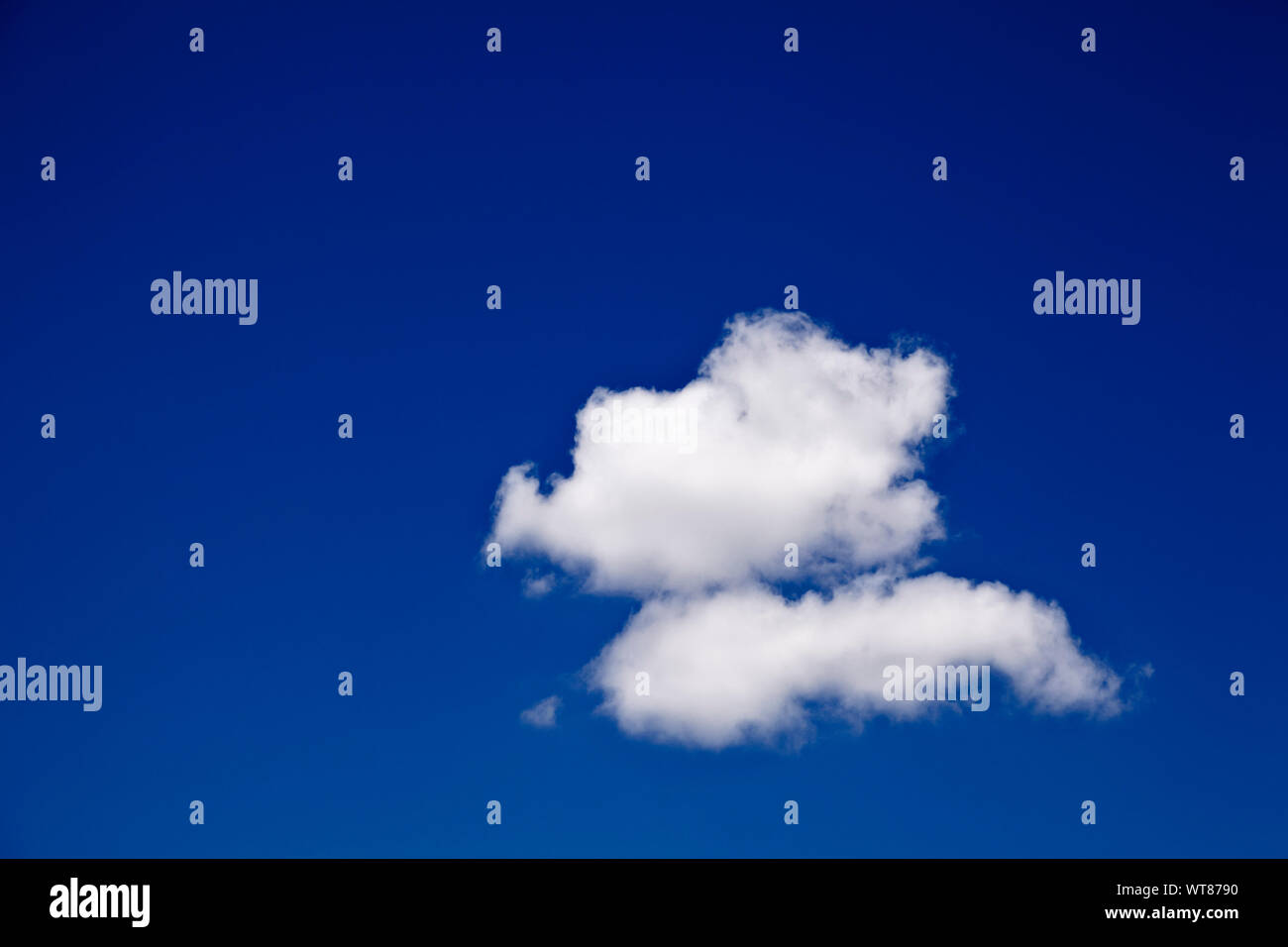 Ricco blu cielo e cloud solitario Foto Stock