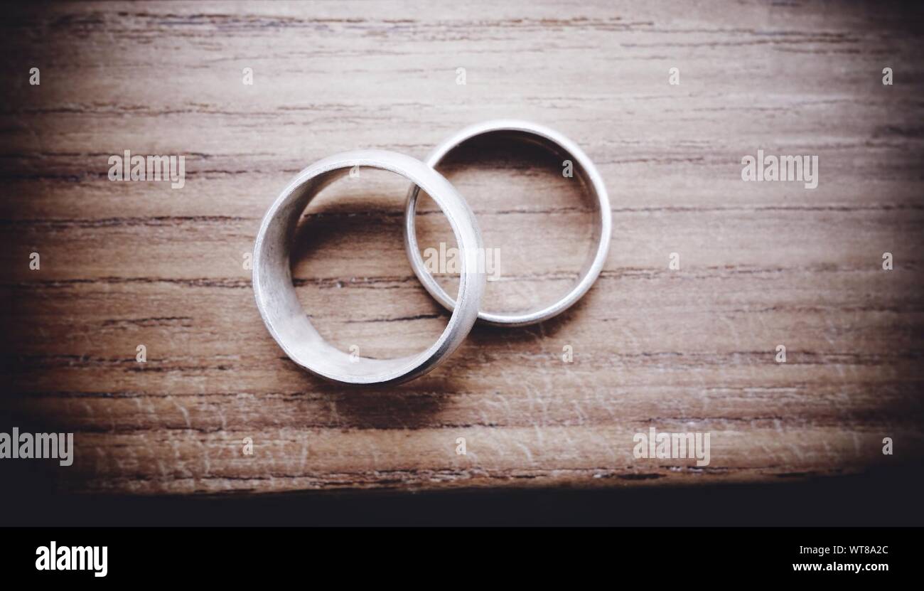Close-up di due anello di nozze su tavola Foto Stock