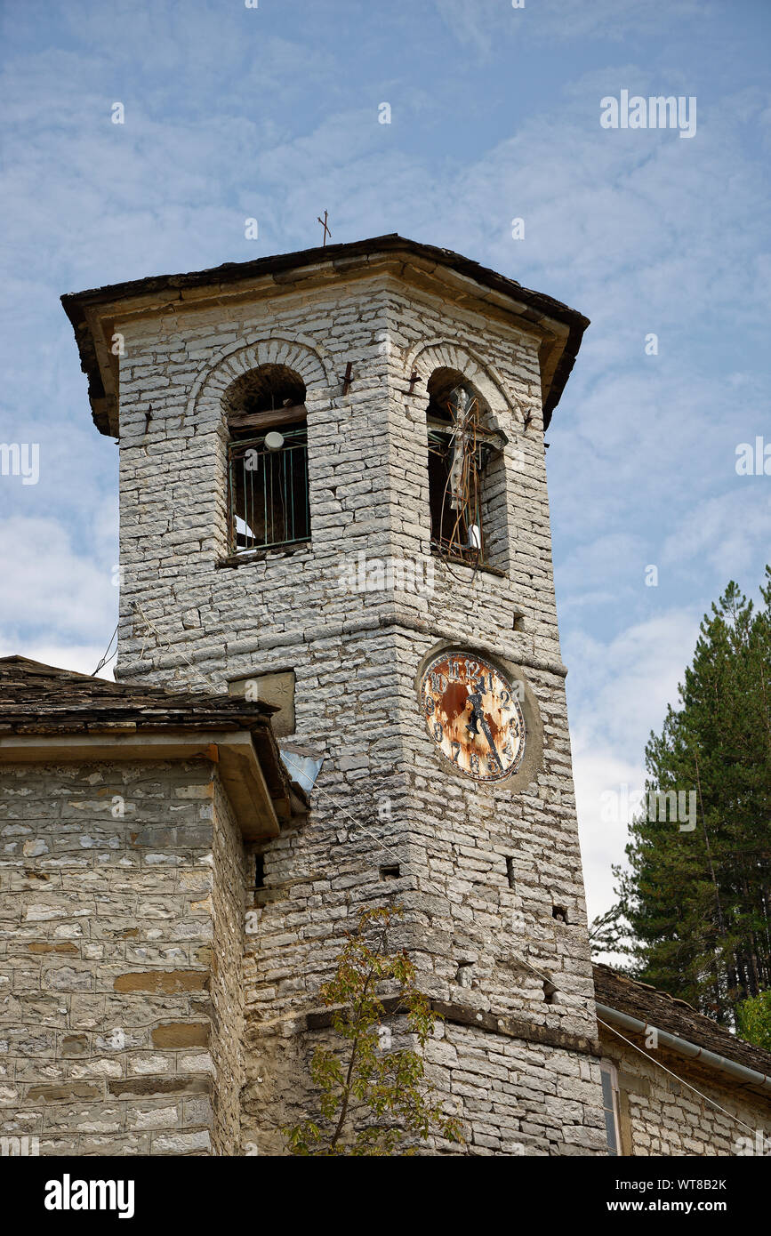 Il villaggio di Kipoi nella regione di Zagoria della Grecia settentrionale. La chiesa ortodossa di Aghios Nikolaos nella parte superiore del villaggio di Kipi (Kipoi). Foto Stock