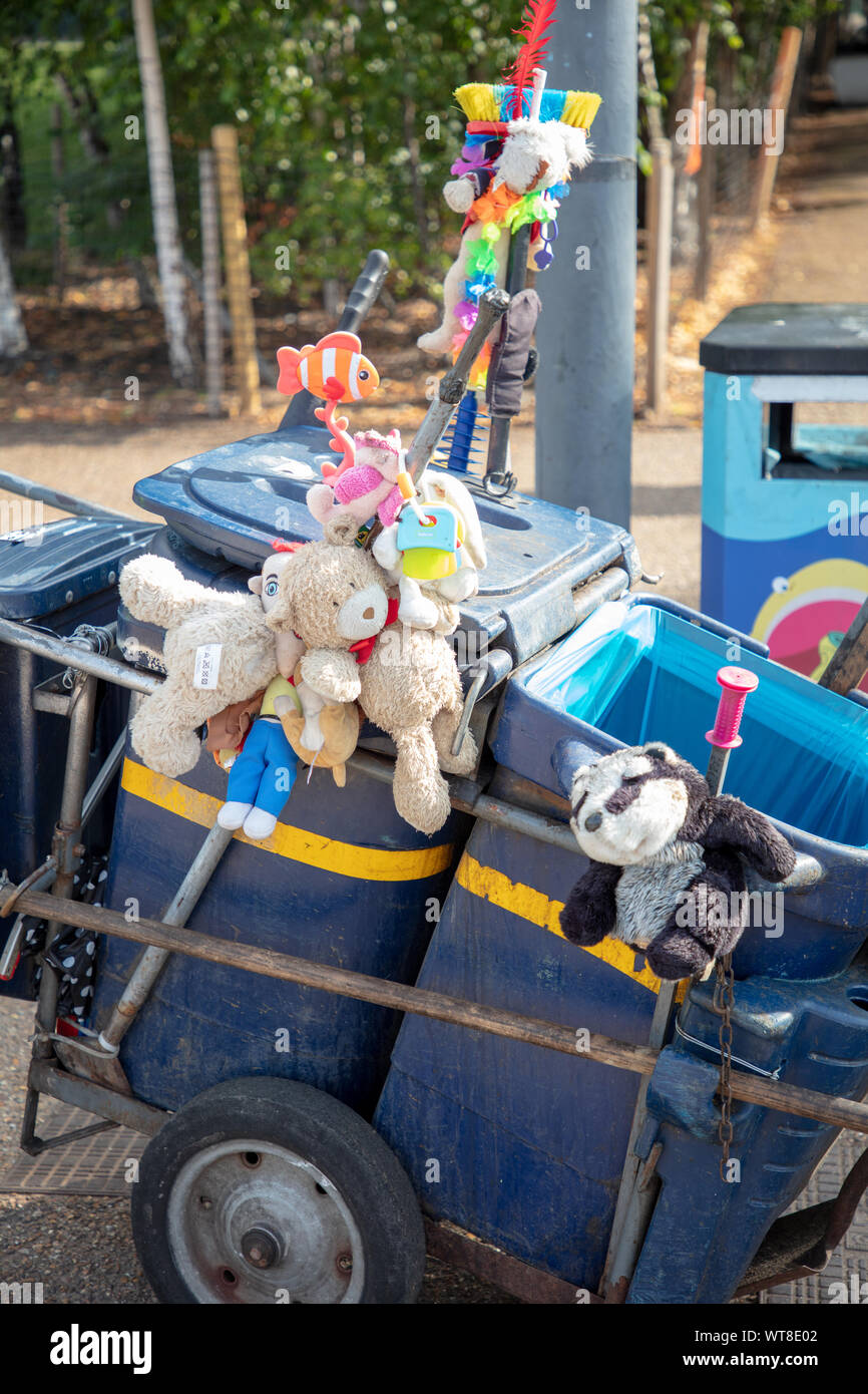Un doppio bidone della spazzatura su ruote per l'eliminazione dei rifiuti di strada decorata con giocattoli visto nella Southbank, Londra. Foto Stock