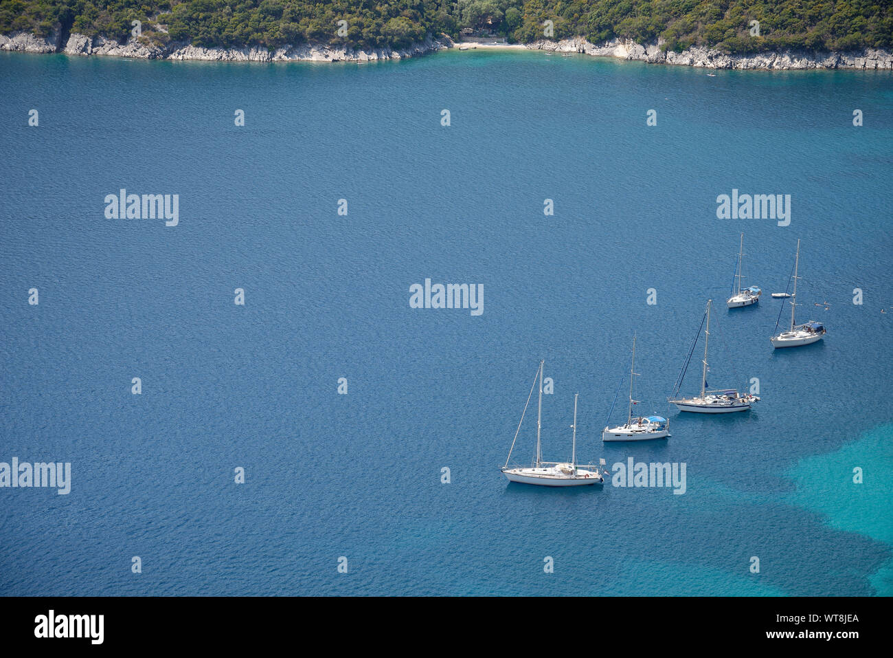 Immagine del mare con barche ancorate e striscia di litorale. Un buon colpo di sfondo per il testo su una pagina doppia. Foto Stock