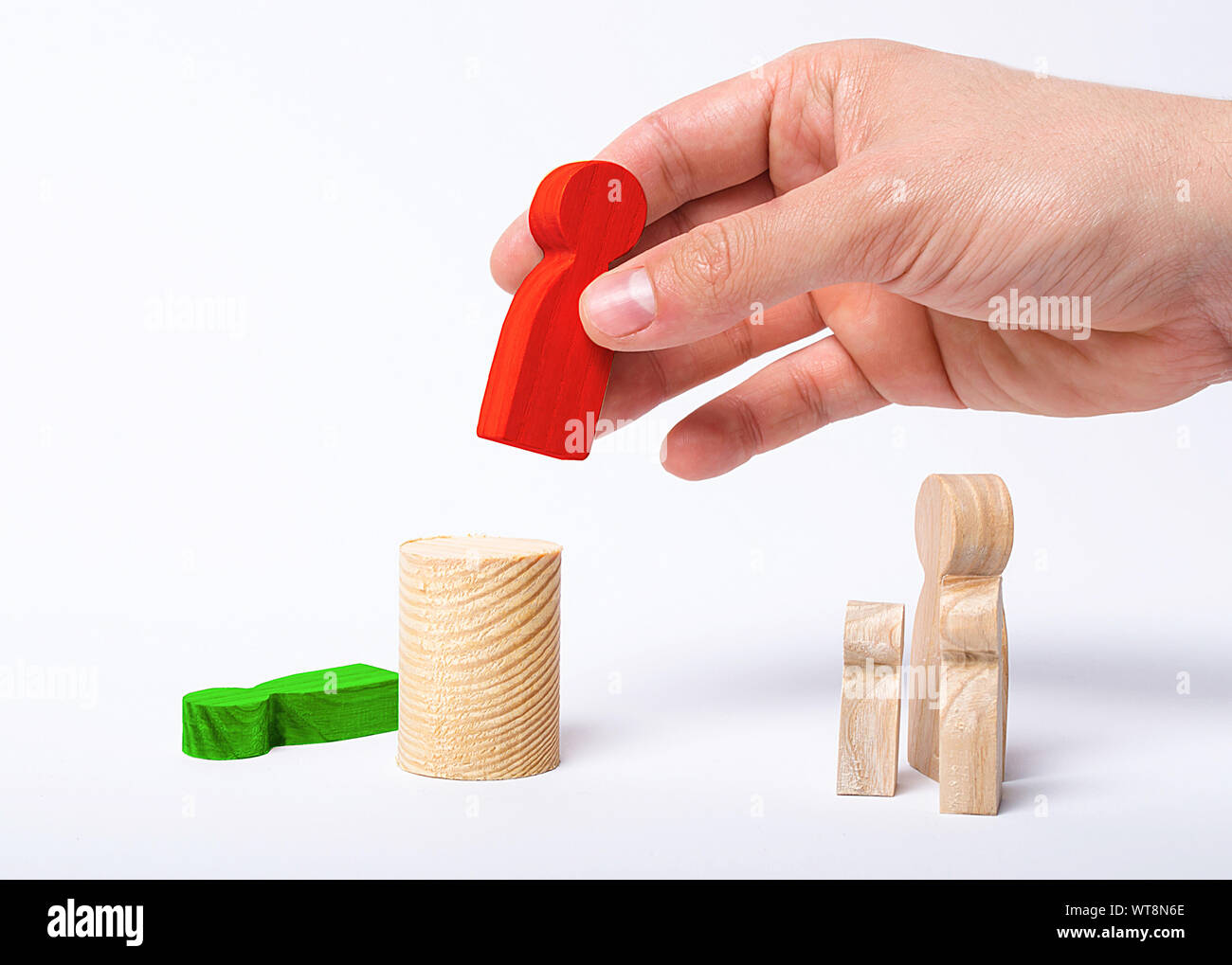 L'uomo ha cambiato la figura rosso al verde al post. Il concetto di sparare a un dipendente. Ottimizzazione del business, la sostituzione del personale impiegano chiave Foto Stock