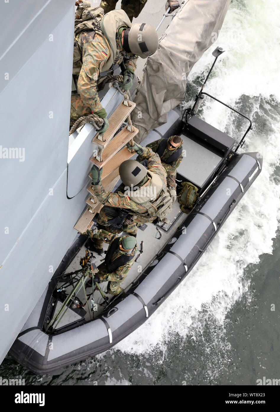 Rostock, Germania. Undicesimo Sep, 2019. Durante l'autunno navale di manovra 'coste settentrionali' un team di imbarco va a controllare altre barche dal bordo della Corvette "Oldenburg" della marina tedesca. La manovra con più di 40 navi si svolgerà dal 06.-18.09.2019 sul Mar Baltico. Lo scopo dell'esercizio, che durerà un buon due settimane e coinvolge circa tremila soldati da 18 nazioni, è quello di proteggere le rotte marittime sotto un fittizio di un mandato delle Nazioni Unite. Credito: Bernd Wüstneck/dpa-Zentralbild/dpa/Alamy Live News Foto Stock