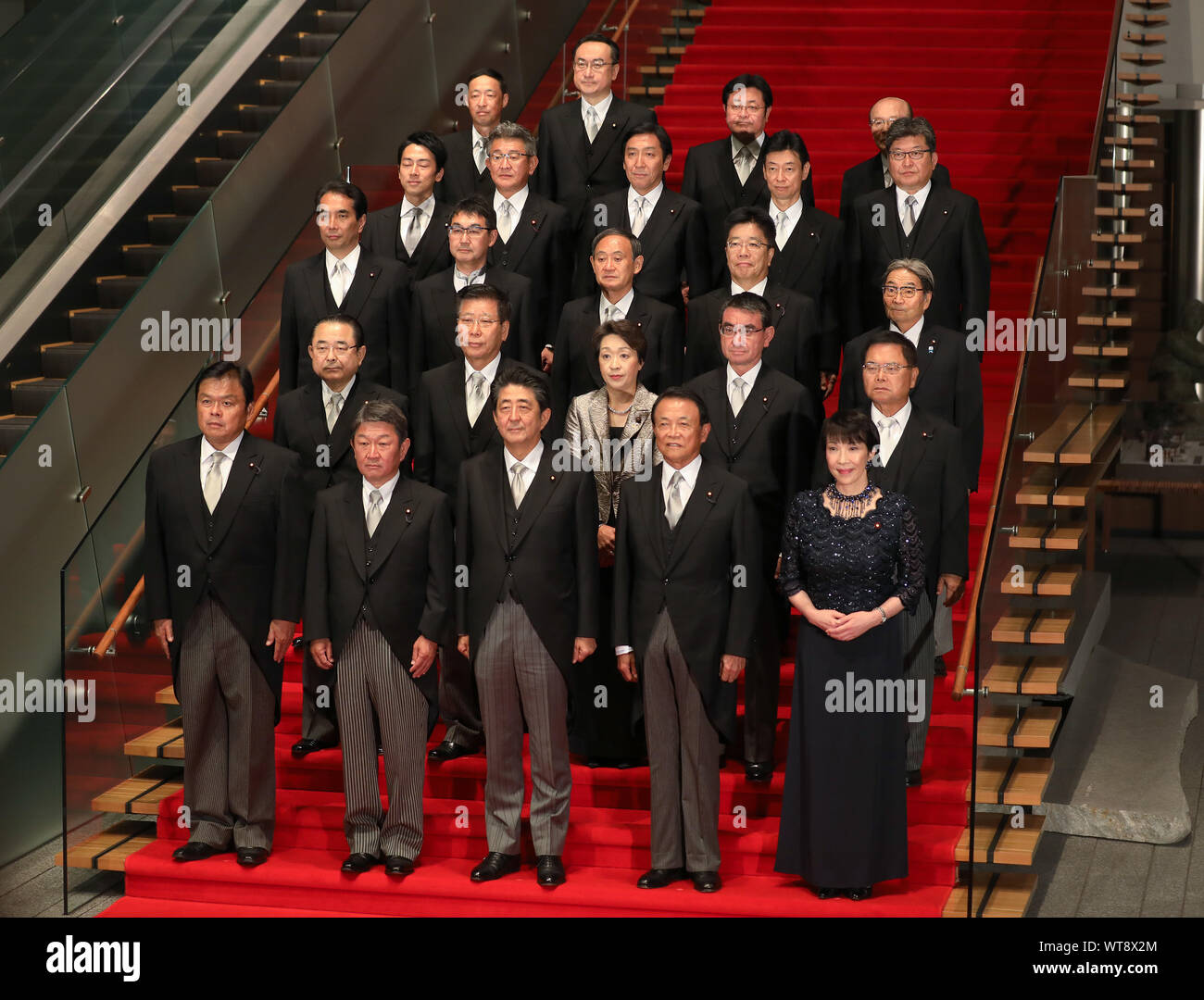 (190911) -- Tokyo, Sett. 11, 2019 (Xinhua) -- Primo Ministro giapponese Shinzo Abe anteriore (C) e i suoi membri del gabinetto comportano per le foto in corrispondenza del primo ministro residenza ufficiale in Tokyo, Giappone, Sett. 11, 2019. Shinzo Abe mercoledì mischiato il suo armadio con l'Hefty revamping volto a rafforzare il sostegno pubblico pur mantenendo i servizi della propria azienda alleati politici simili opinioni in chiave a livello ministeriale e a posizioni dirigenziali. Il rimpasto ha visto 17 del primo ministro i 19 ministri o sostituito o riassegnato all'interno del governo, come molti come 13 nuovi ministri essendo introd Foto Stock