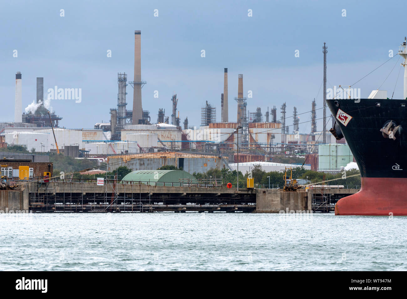 Fawley, Southampton, Inghilterra, Regno Unito, settembre 2019. Contro l'immagine luminosa di raffineria Fawley su acqua di Southampton, Regno Unito Foto Stock