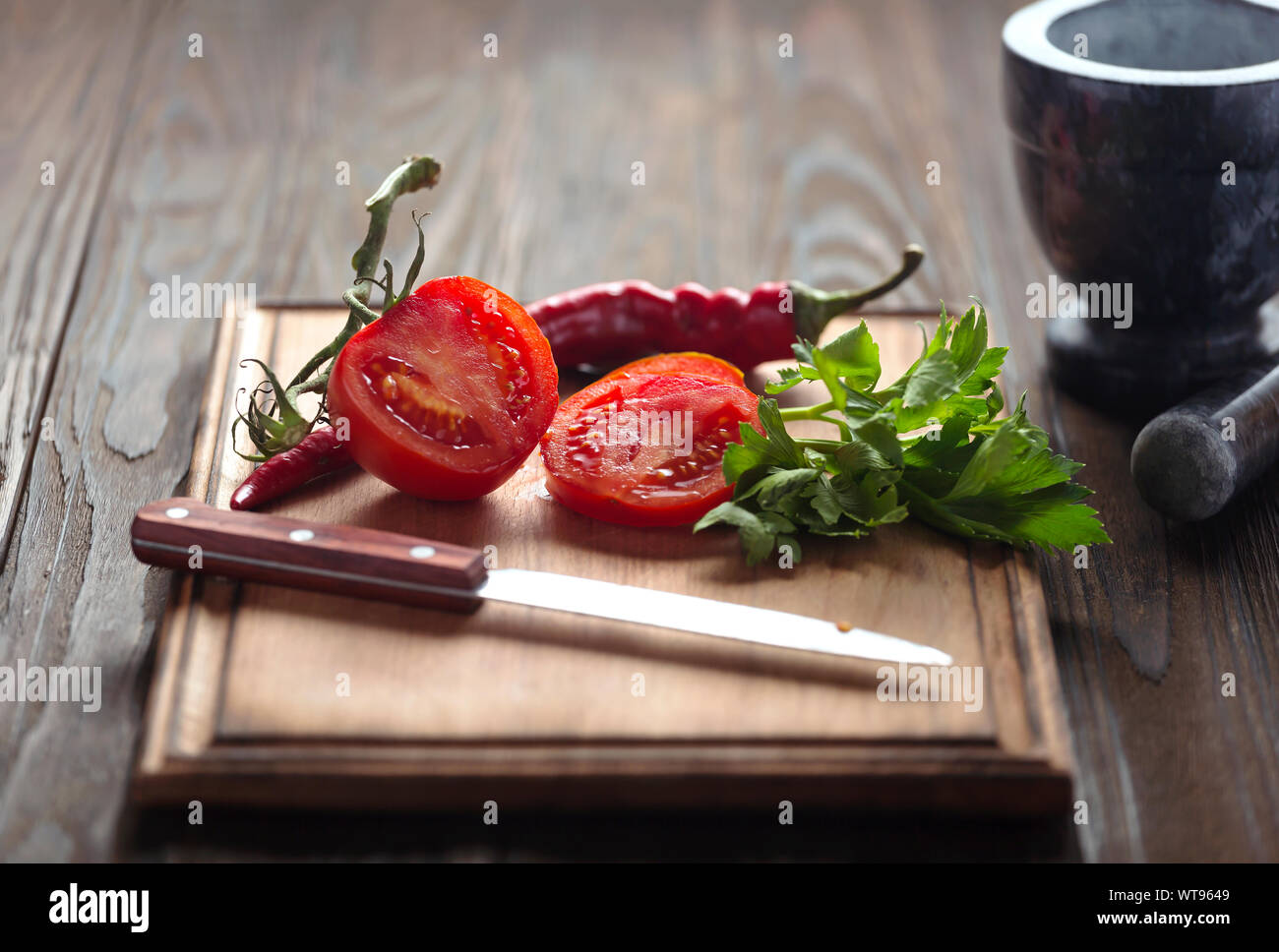 Macinazione di mortaio, ingredienti Insalata di finocchio, aneto, prezzemolo organico, verdure fresche biologiche, Alamy, olio d'oliva, peperoni verdi Foto Stock