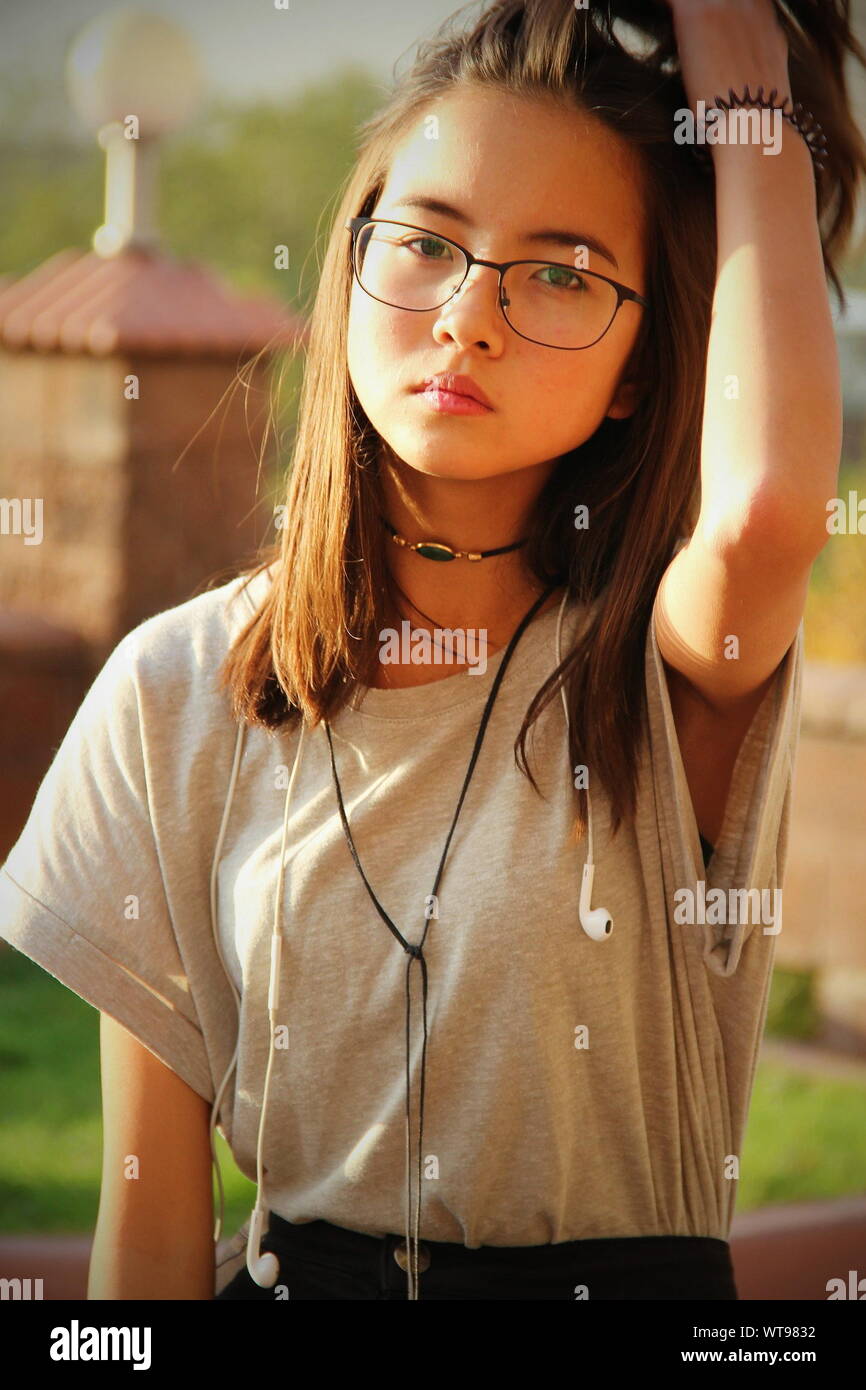 Ritratto di ragazza adolescente indossando occhiali da vista Foto stock -  Alamy