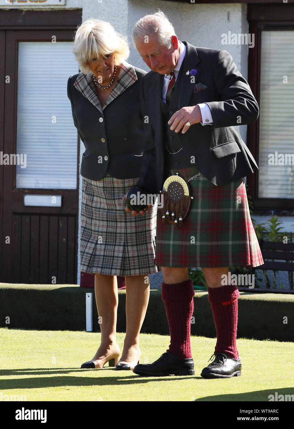 Il Principe di Galles e la duchessa di Cornovaglia, noto come il Duca e la Duchessa di Rothesay quando in Scozia, provare a prato per il gioco delle bocce durante una visita al villaggio costiero di Garlieston, Wigtownshire, dove il porto ha svolto un ruolo importante in D-Day preparati nel 1944, nella fase di collaudo del Mulberry porti. Foto di PA. Picture Data: mercoledì 11 settembre, 2019. Vedere PA storia ROYAL Charles. Foto di credito dovrebbe leggere: Andrew Milligan/PA FILO Foto Stock