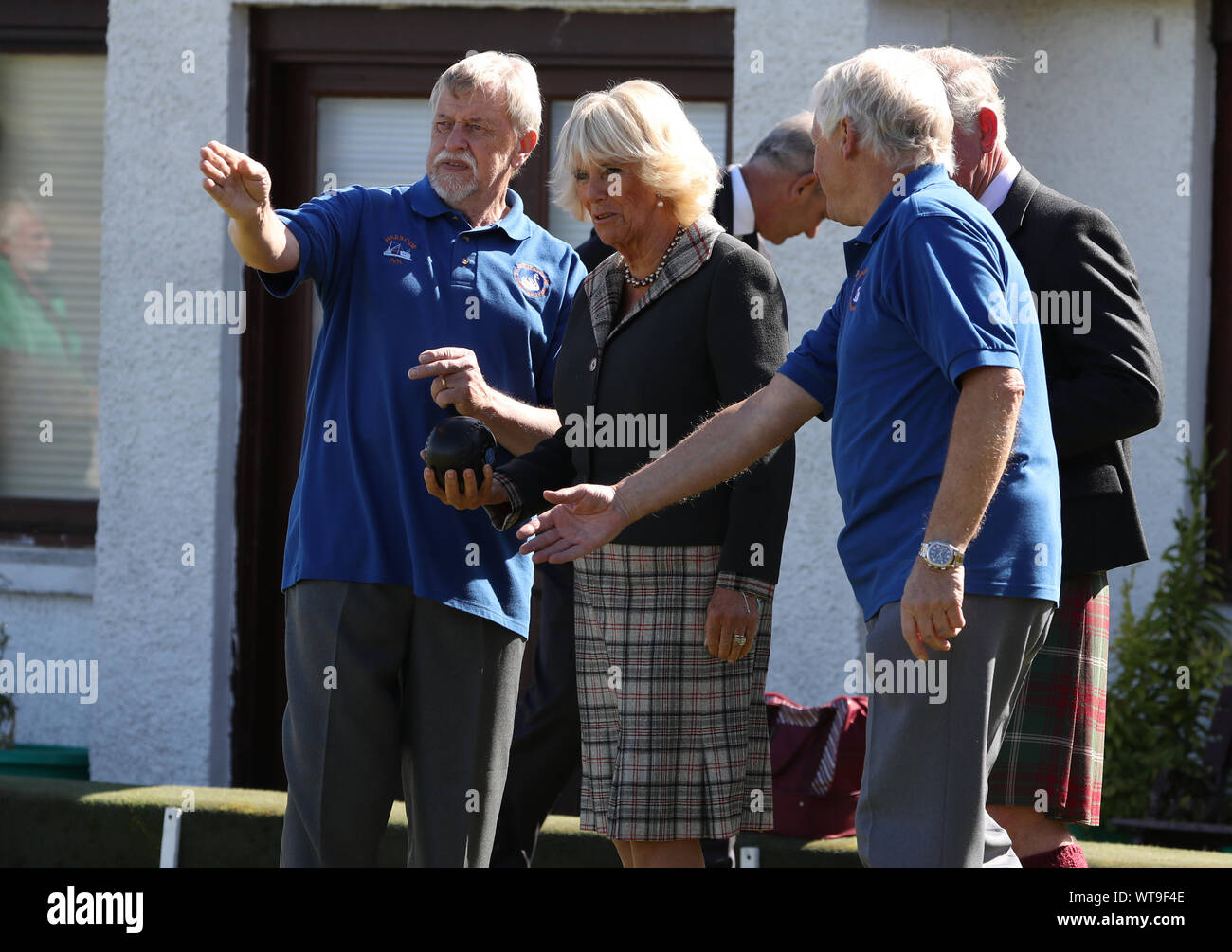 Il Principe di Galles e la duchessa di Cornovaglia, noto come il Duca e la Duchessa di Rothesay quando in Scozia, provare a prato per il gioco delle bocce durante una visita al villaggio costiero di Garlieston, Wigtownshire, dove il porto ha svolto un ruolo importante in D-Day preparati nel 1944, nella fase di collaudo del Mulberry porti. Foto di PA. Picture Data: mercoledì 11 settembre, 2019. Vedere PA storia ROYAL Charles. Foto di credito dovrebbe leggere: Andrew Milligan/PA FILO Foto Stock