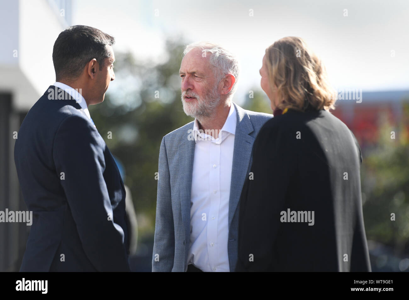 Leader laburista Jeremy Corbyn durante una visita a Walsall College di ulteriore istruzione a Walsall per incoraggiare le persone a registrarsi per votare e la domanda di voti per 16 e 17 anni. Foto Stock
