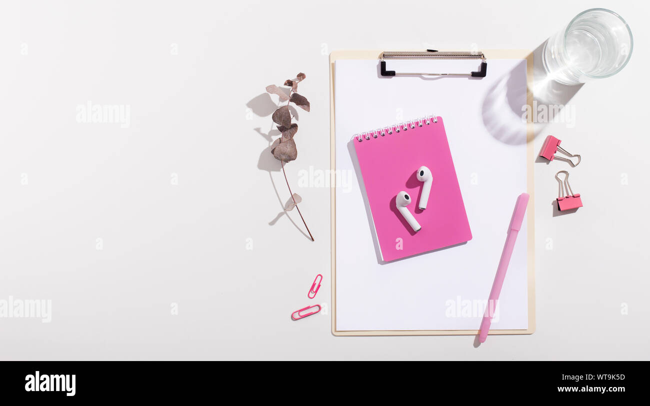 Pink style di forniture e appunti su sfondo bianco Foto Stock