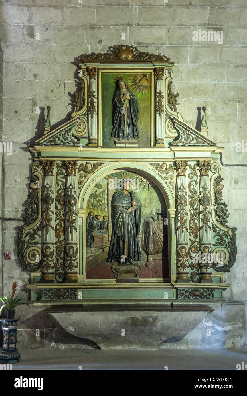 Manila, Filippine - Marzo 5, 2019: San Augustin convento. Retablo di San Giovanni di Sahagun, l amore per l Eucaristia. Sulla parte superiore, Santa Rita riceve la Foto Stock