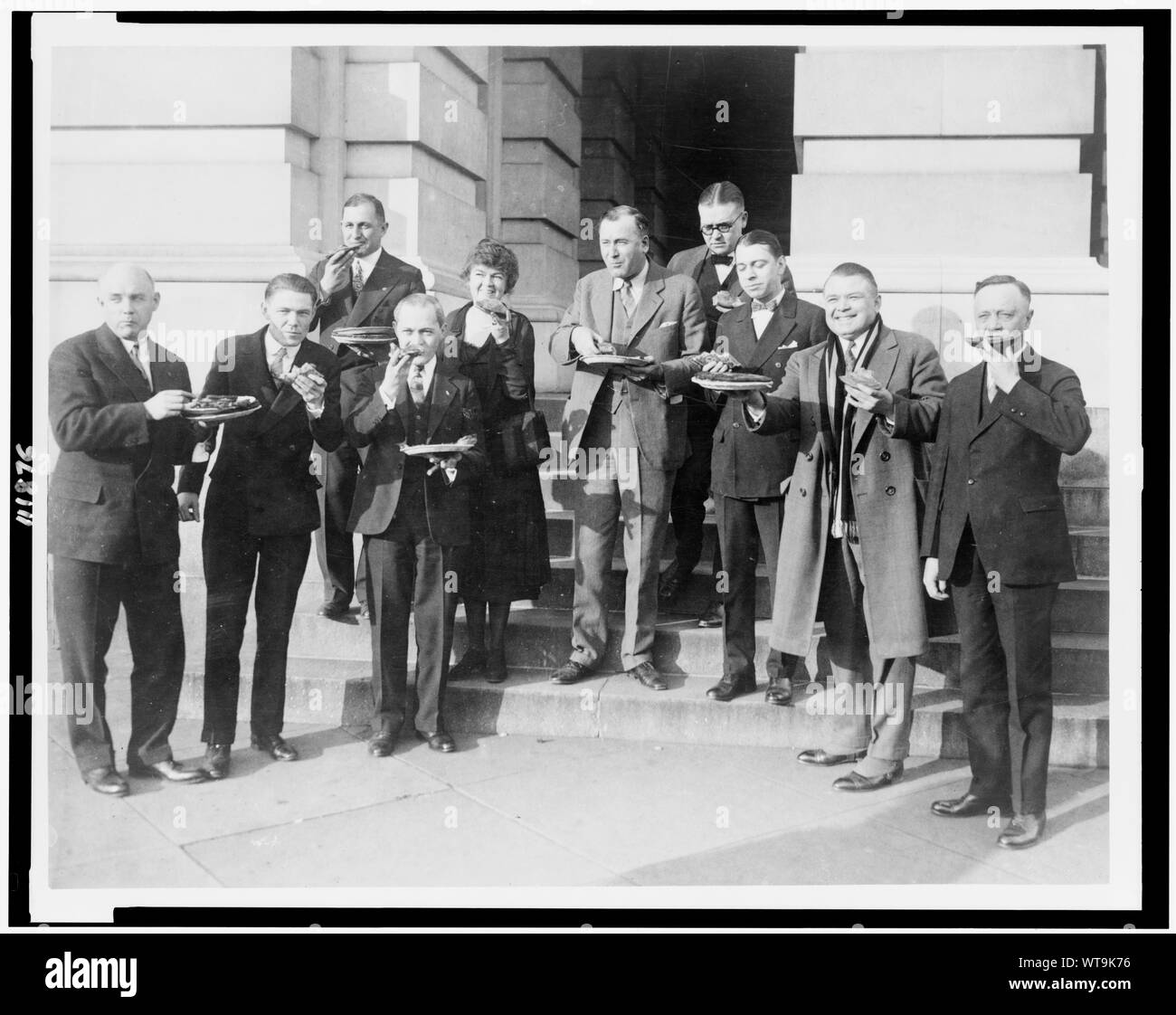 I membri del Congresso pone a mangiare la torta, da sinistra a destra: Stewart Hoffman Appleby, Ralph Eugene Updike, William Radford Coyle, Samuel Dickstein, Edith Nourse Rogers, James Campbell(?) McLaughlin, Samuel James Montgomery, Clarence John McLeod, Giovanni Bartolomeo Sosnowski e Joseph Lawrence Hooper Foto Stock