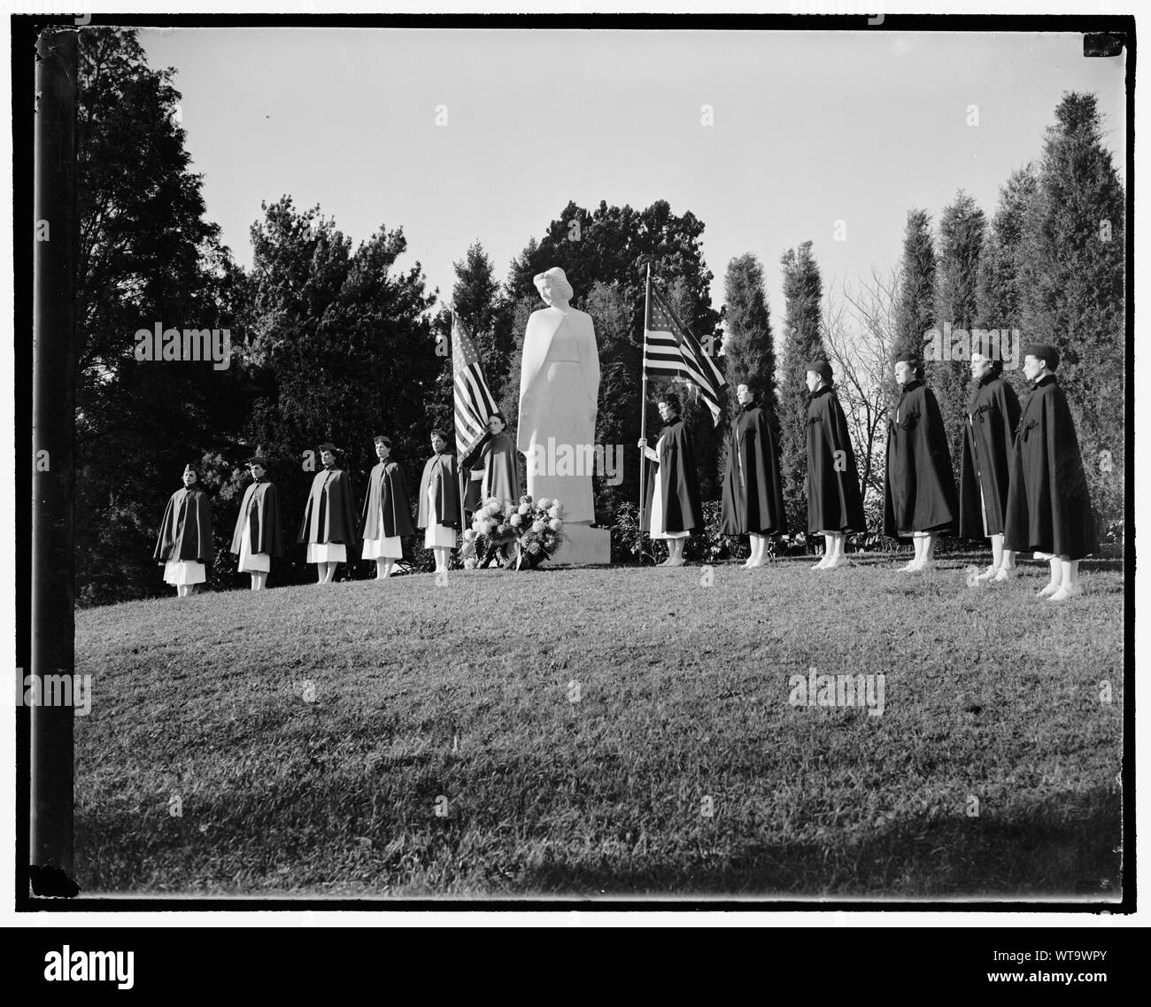 Memoriale di esercito e della Marina infermieri. Washington D.C., nov. 8. Un memorial è stato presentato oggi presso il Cimitero di Arlington dedicato alla memoria dell esercito e della Marina infermieri. Il 11 piedi alto monumento fu progettato da Francesco ricca, figlia di Irene ricca e famosa attrice cinematografica, un infermiere dall esercito laterale sinistra e un infermiere dal lato della Marina sono mostrati ponendo una corona di fiori appena dopo lo scoprimento, 11/8/38 Foto Stock