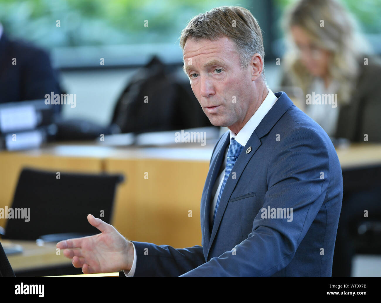 11 settembre 2019, il Land Turingia, Erfurt: Raymond a piedi, CDU membro del parlamento del Land di Turingia, parla durante la sessione del Parlamento della Turingia. La CDU fazione ha duramente attaccato il Ministro della giustizia a un ora corrente a causa di disordini, focolai e numerosi casi di suicidio nelle carceri della Turingia negli ultimi anni. Ci sono stati troppo poco personale nelle carceri e la mancanza di opportunità per la promozione e la promozione. Foto: Martin Schutt/dpa-Zentralbild/dpa Foto Stock 11 settembre 2019, il Land Turingia, Erfurt: Raymond a piedi, CDU membro del parlamento del Land di Turingia, parla durante la sessione del Parlamento della Turingia. La CDU fazione ha duramente attaccato il Ministro della giustizia a un ora corrente a causa di disordini, focolai e numerosi casi di suicidio nelle carceri della Turingia negli ultimi anni. Ci sono stati troppo poco personale nelle carceri e la mancanza di opportunità per la promozione e la promozione. Foto: Martin Schutt/dpa-Zentralbild/dpa Foto Stock