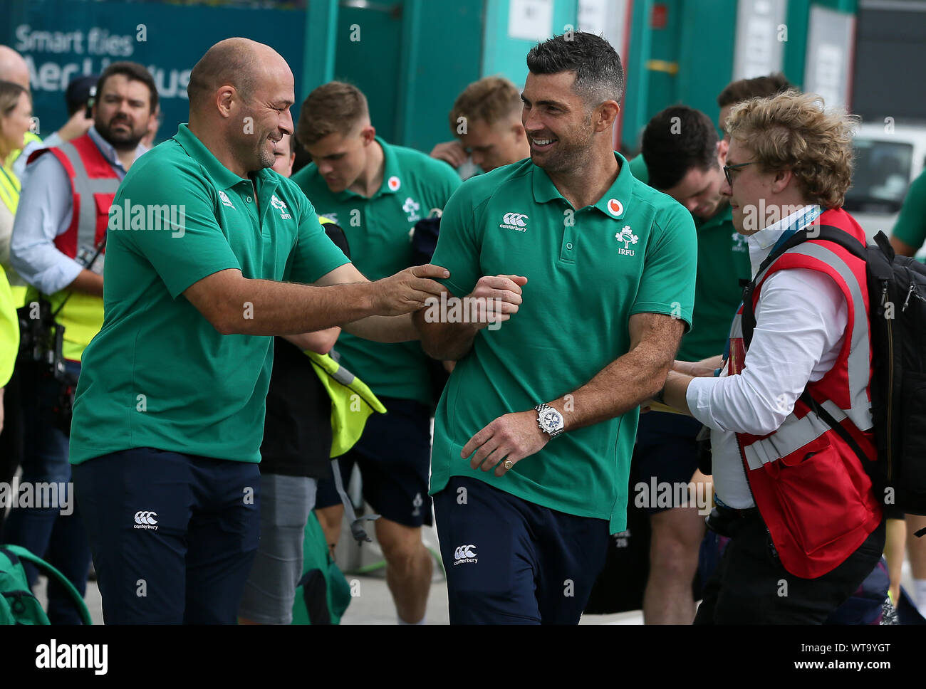 In Irlanda il Rory Best (sinistra) e Rob Kearney prepararsi a bordo del piano come il team partono dall'aeroporto di Dublino per il 2019 Coppa del Mondo di Rugby in Giappone. Foto Stock
