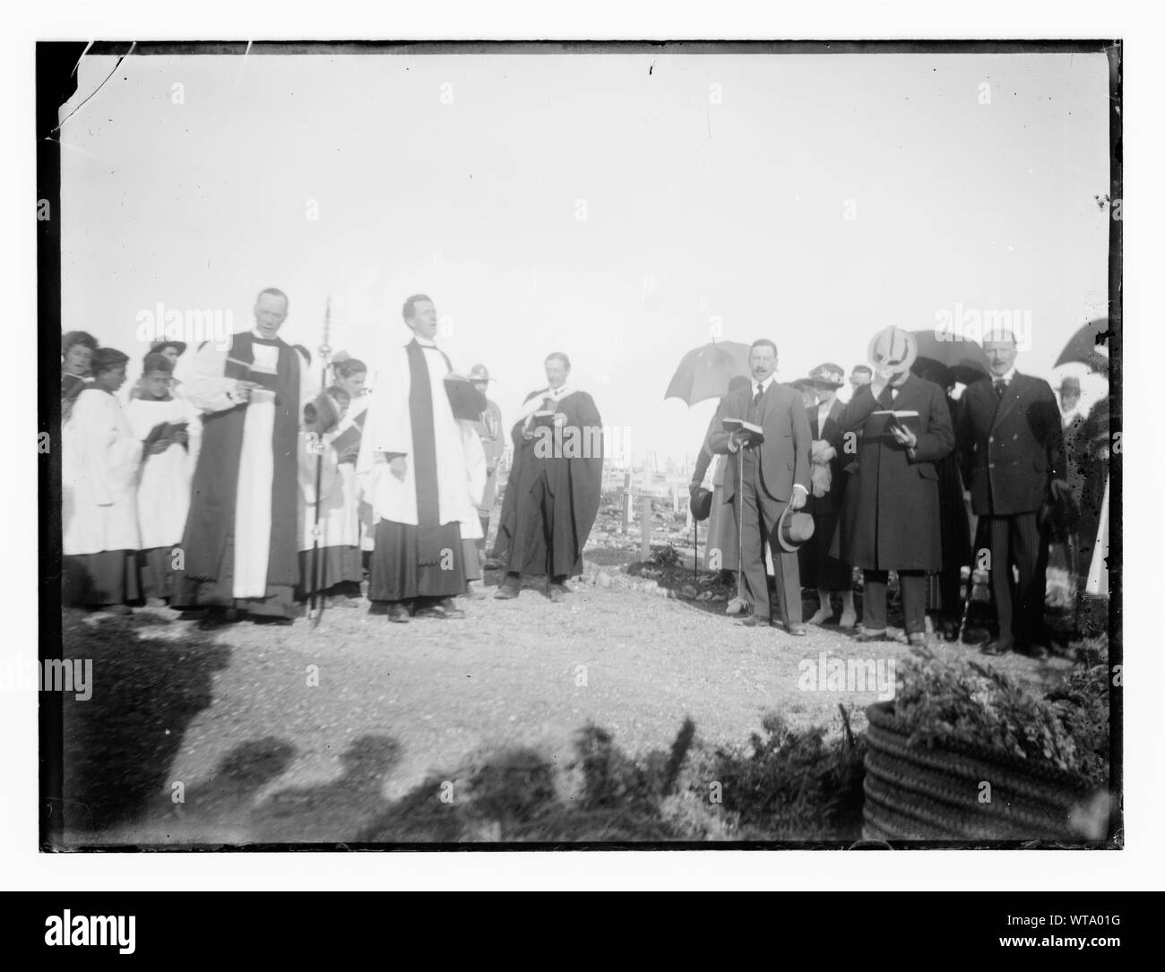 Gli uomini e le donne, comprese eventualmente Winston Churchill e Herbert Samuel, con clero cristiano in un cimitero militare Foto Stock