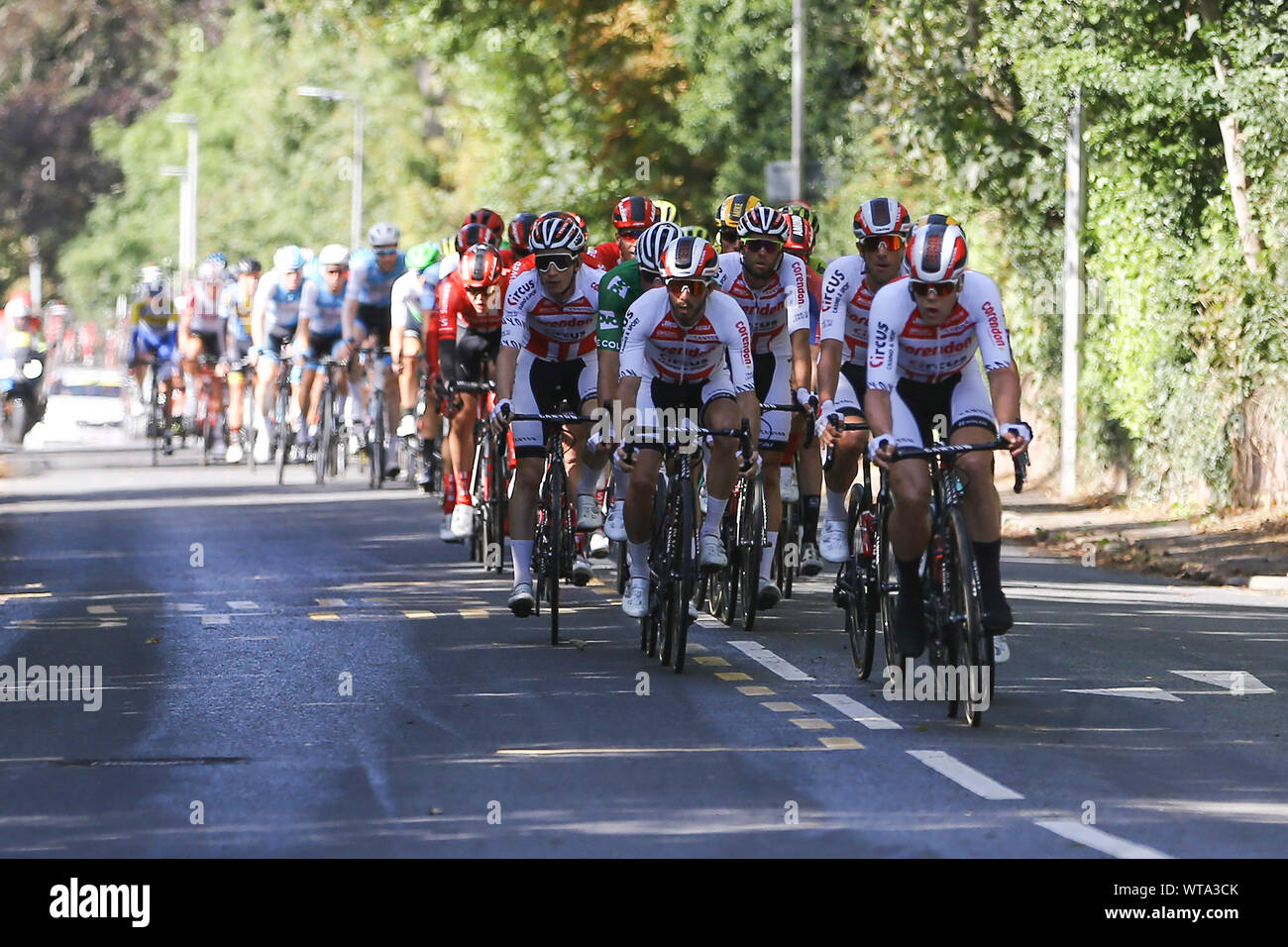 Birkenhead, Regno Unito. Undicesimo Sep, 2019. I piloti ride through Hooton durante l'OVO Energy Tour della Gran Bretagna 2019, stage5, Wirral Stadio, Birkenhead a Birkenhead mercoledì 11 settembre 2019. foto di Chris Stading/Andrew Orchard fotografia sportiva/Alamy Live News Credito: Andrew Orchard fotografia sportiva/Alamy Live News Foto Stock