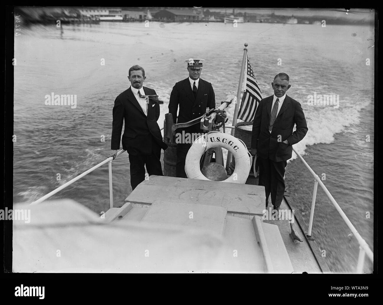 Gli uomini a poppa della barca (U.S.C.G.C.) Foto Stock