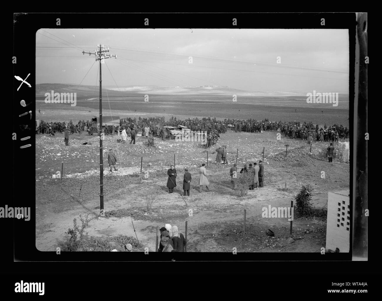 Gli uomini si sono riuniti nel campo Foto Stock