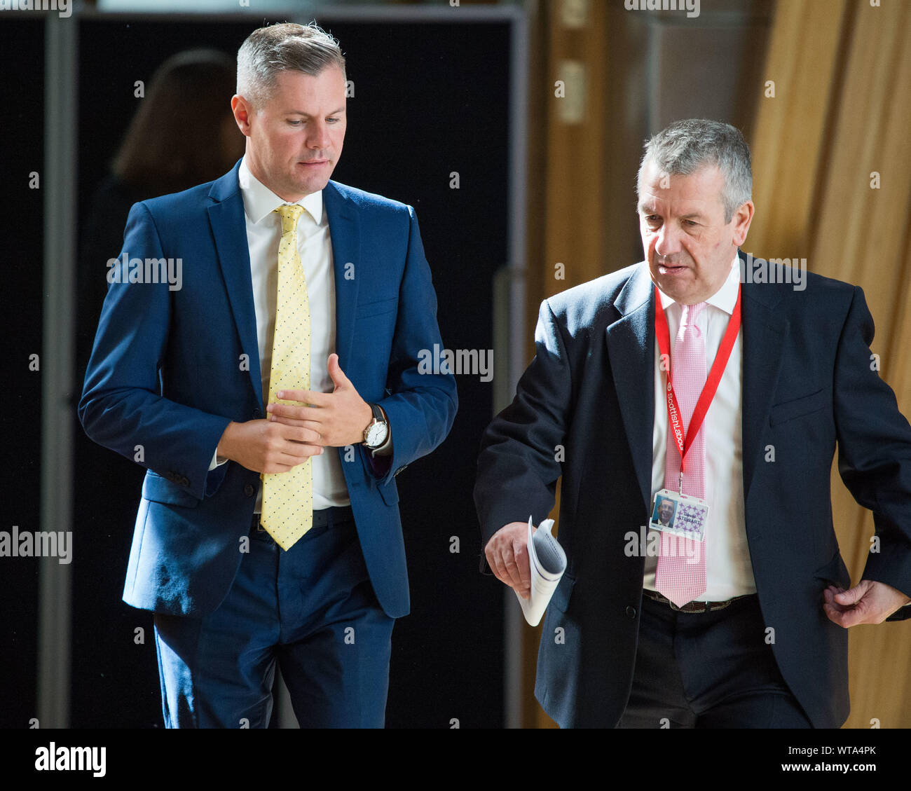 Edinburgh, Regno Unito. Il 5 settembre 2019. Nella foto: (sinistra) e Derek Mackay MSP - segretario delle finanze; (destra) David Stewart MSP - delle Highlands e delle isole. Scene da Holyrood prima di Primi Ministri questioni ritorna alla camera dopo la pausa estiva. Colin Fisher/CDFIMAGES.COM Foto Stock