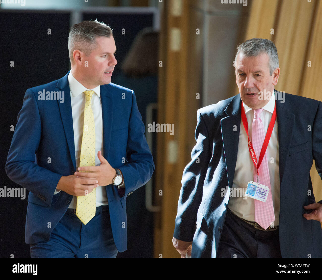 Edinburgh, Regno Unito. Il 5 settembre 2019. Nella foto: (sinistra) e Derek Mackay MSP - segretario delle finanze; (destra) David Stewart MSP - delle Highlands e delle isole. Scene da Holyrood prima di Primi Ministri questioni ritorna alla camera dopo la pausa estiva. Colin Fisher/CDFIMAGES.COM Foto Stock
