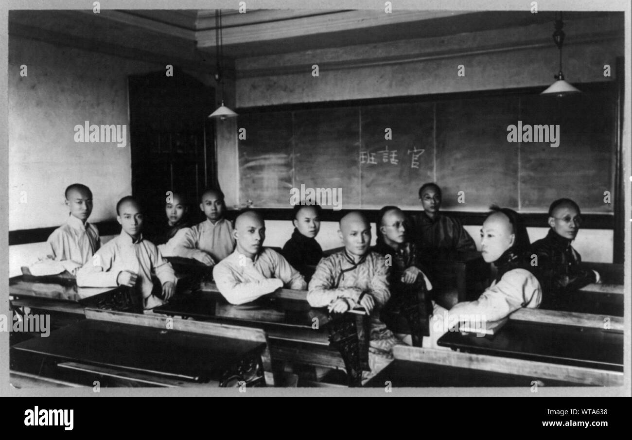 Gli uomini della classe di mandarino in Y.M.C.A., Cina undici uomini a scrivanie in classe.Scrivere le parole Mandarin class（官话班） sulla lavagna.guardando l'acconciatura prima della rivoluzione del 1911.perché uomo cinese tagli treccia in 1912. Foto Stock